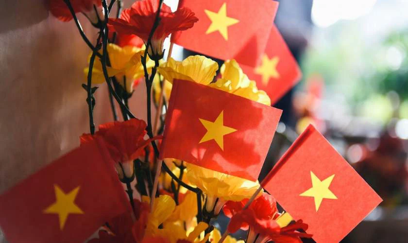 Trang trí 30/4 1/5 với hoa tươi kết hợp backdrop lễ kỷ niệm