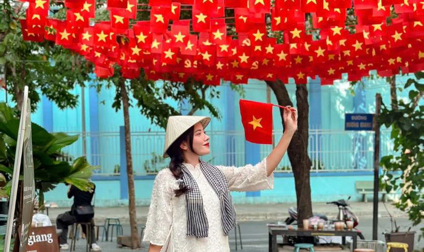 Trang trí 30/4 1/5 với dây cờ Đảng, cờ Việt Nam treo dọc nổi bật