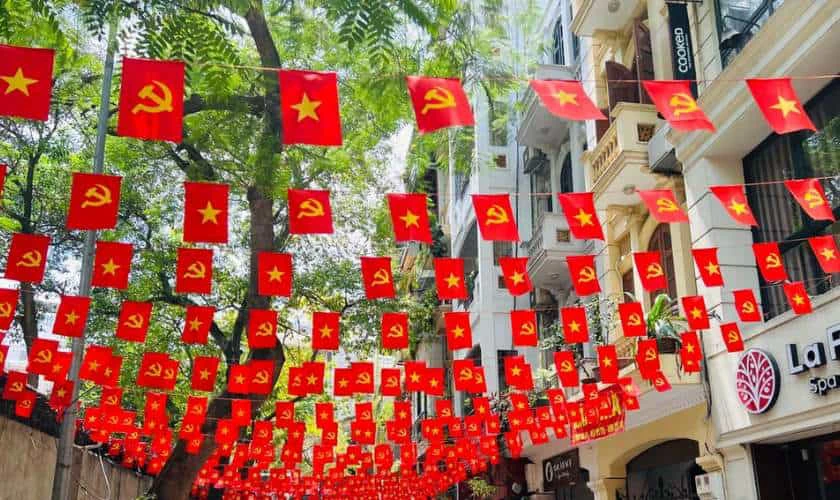 Không gian trang trí 30/4 1/5 với dây cờ Đảng, cờ Việt Nam rực rỡ