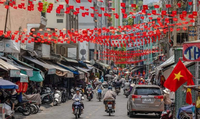 Mẫu trang trí 30/4 1/5 với dây cờ Đảng, cờ Việt Nam ấn tượng