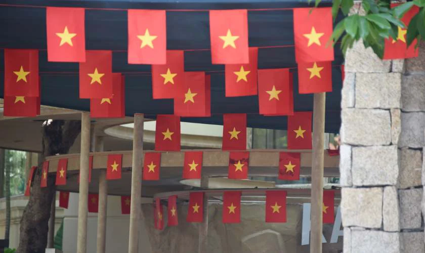 Trang trí 30/4 1/5 với dây cờ Đảng, cờ Việt Nam ngoài trời ấn tượng