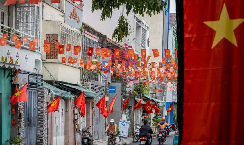 Khu vực check-in trang trí 30/4 1/5 với dây cờ Đảng, cờ Việt Nam đẹp mắt