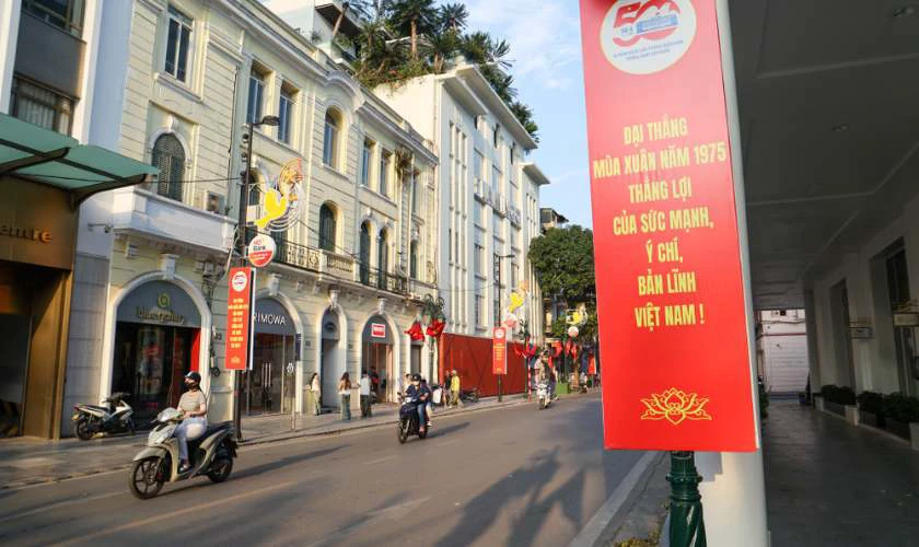 Trang trí 30/4 1/5 với băng rôn, biểu ngữ đỏ vàng nổi bật