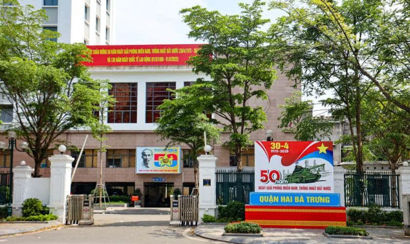 Không gian trang trí 30/4 1/5 với băng rôn, biểu ngữ chào mừng lễ