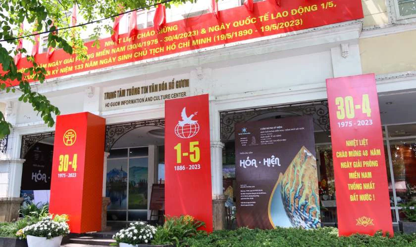 Mẫu trang trí 30/4 1/5 với băng rôn, biểu ngữ cho sự kiện