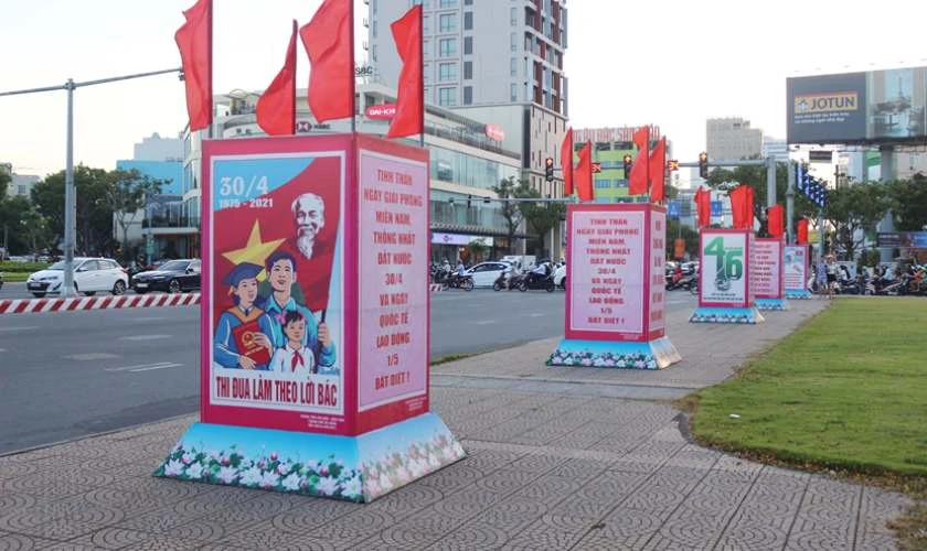 Trang trí 30/4 1/5 với băng rôn, biểu ngữ treo ấn tượng