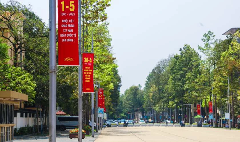 Khu vực check-in trang trí 30/4 1/5 với băng rôn, biểu ngữ đẹp mắt