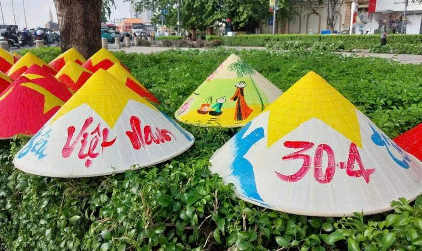 Trang trí 30/4 1/5 với phụ kiện mang tính truyền thống đậm nét văn hóa Việt