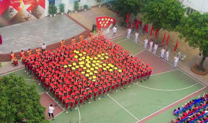 Mẫu trang trí 30/4 1/5 với phụ kiện mang tính truyền thống cho sự kiện