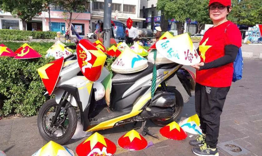 Khu vực check-in trang trí 30/4 1/5 với phụ kiện mang tính truyền thống nổi bật