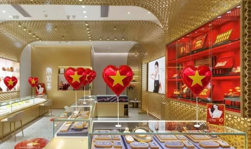 Không gian nhà hàng mừng lễ 30/4 1/5 với decor đỏ vàng nổi bật