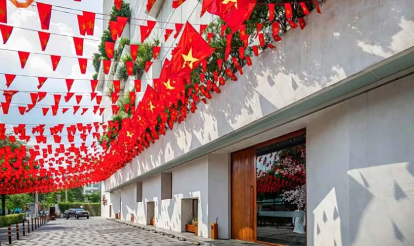 Mẫu decor quán ăn dịp lễ 30/4 1/5 với cờ và phụ kiện ấn tượng