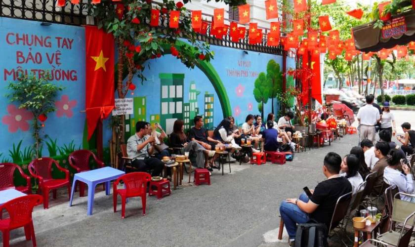 Nhà hàng trang hoàng lễ 30/4 1/5 với backdrop và ánh sáng đẹp mắt