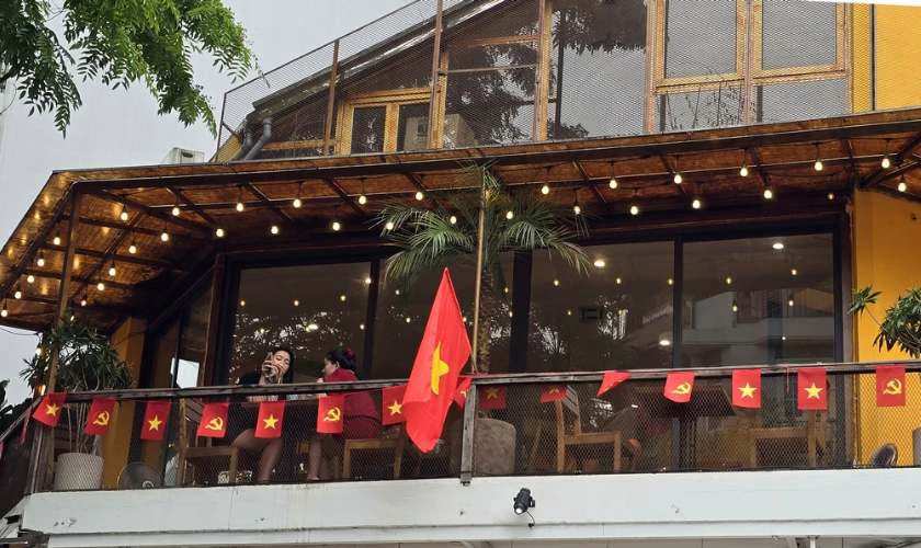 Không gian quán ăn mừng 30/4 1/5 với phong cách truyền thống Việt