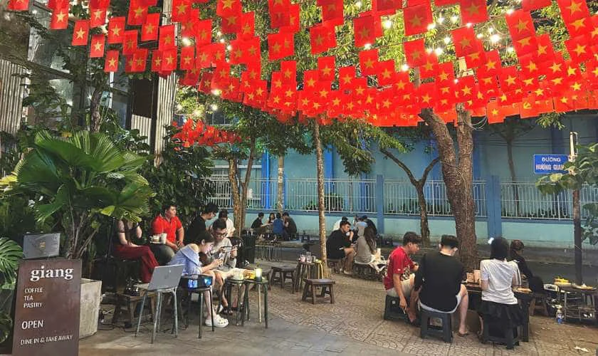 Mẫu trang trí cho quán cafe phong cách hiện đại, không gian ấm cúng
