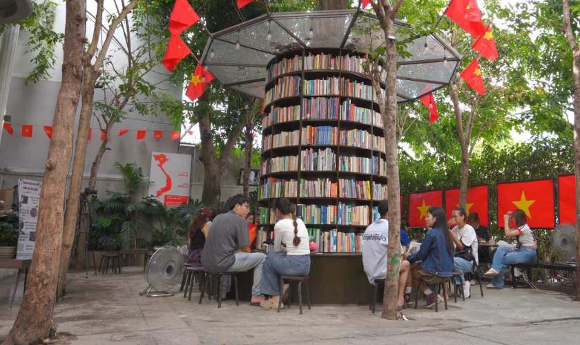 Mẫu decor quán cafe với cờ đỏ sao vàng