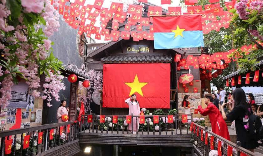 Mẫu trang trí quán cafe với cờ Việt Nam