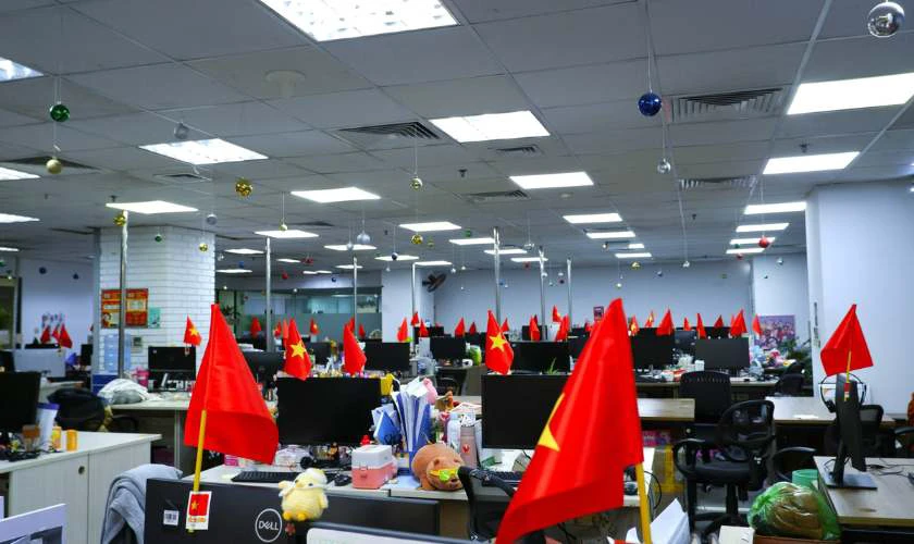 Mẫu decor tại văn phòng làm việc rực rỡ, tạo không khí lễ hội