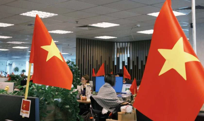 Mẫu decor tại văn phòng làm việc với backdrop và bóng bay lá cờ