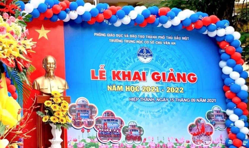 Trang trí Back to School 2025 trên sân khấu xinh