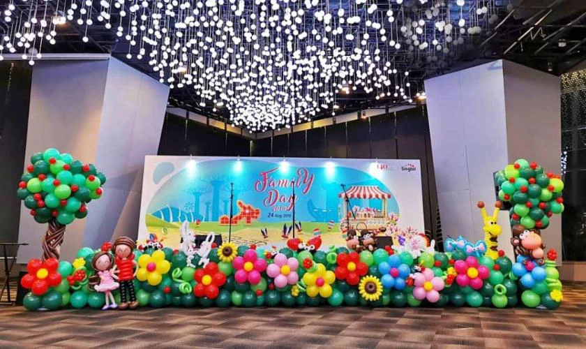 Trang trí Back to School 2025 trên sân khấu lộng lẫy