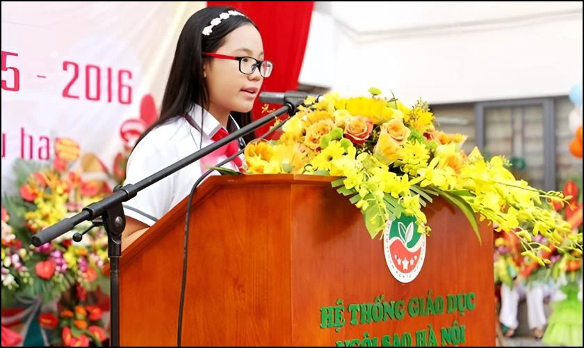 Trang trí Back to School 2025 ở bục phát biểu đơn giản