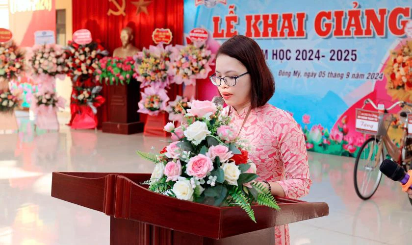 Trang trí Back to School 2025 ở bục phát biểu hoa hồng