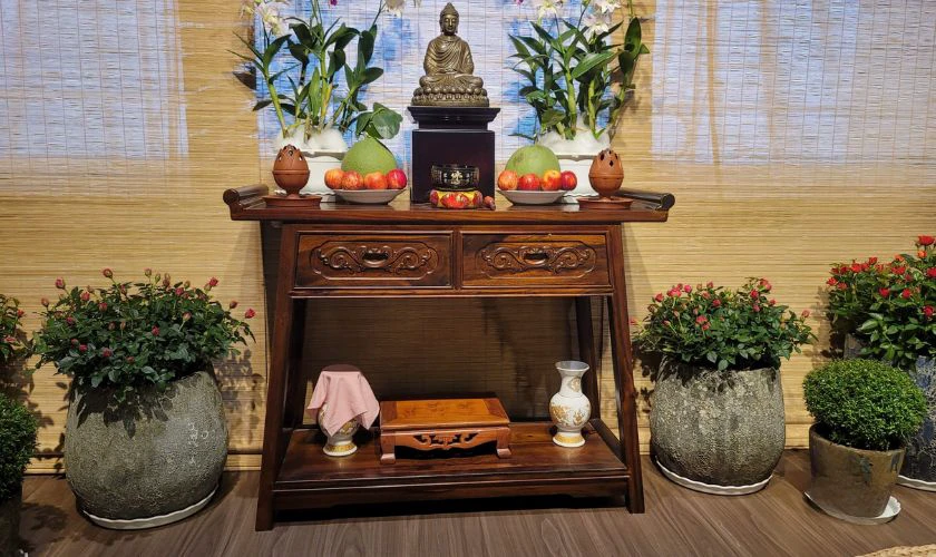 Trang trí bàn thờ Phật Tết 2026
