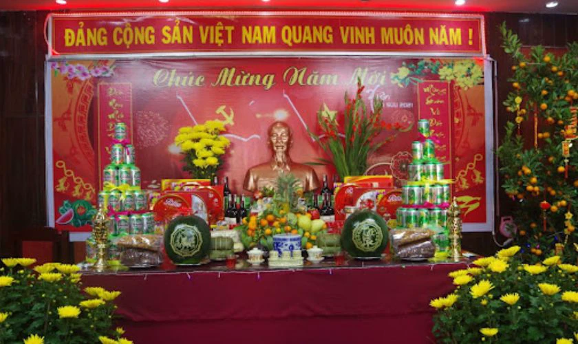 Mẫu trang trí bàn thờ Bác Hồ ngày Tết
