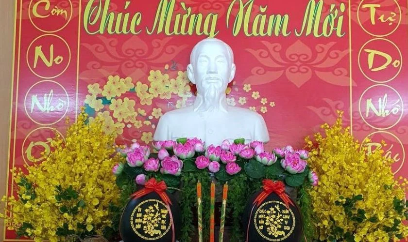 Mẫu trang trí bàn thờ Bác Hồ ngày Tết 2026