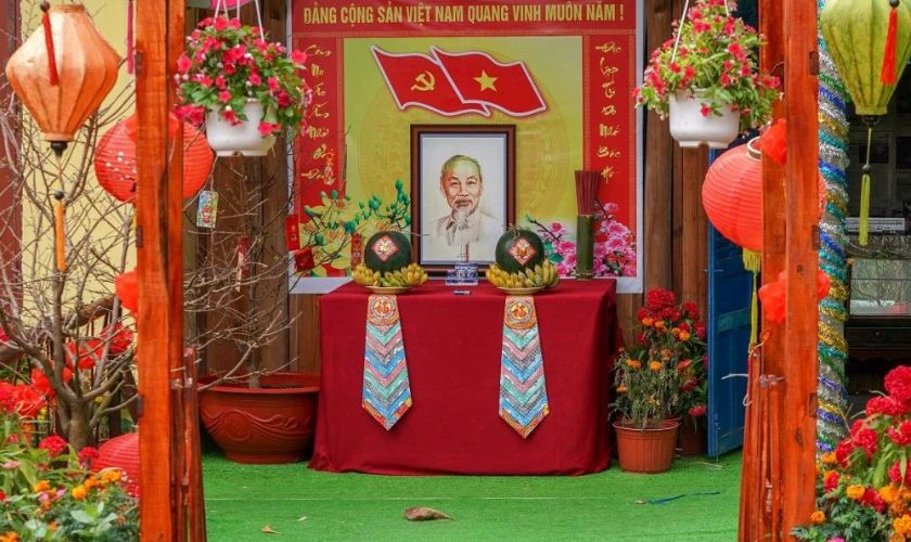 Trang trí bàn thờ Bác Hồ ngày Tết