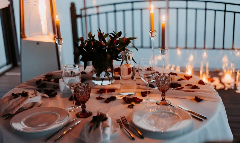 Trang trí bàn tiệc Valentine cho cặp đôi vợ chồng