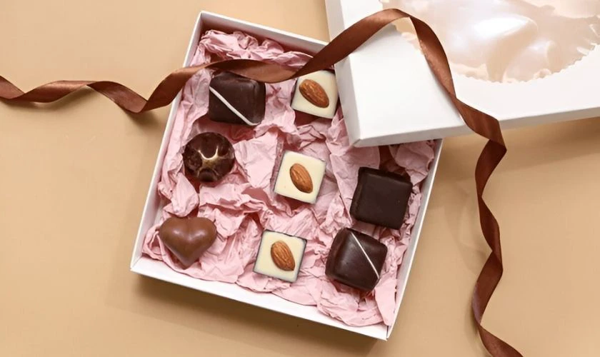 Trang trí bàn tiệc Valentine với socola tự làm