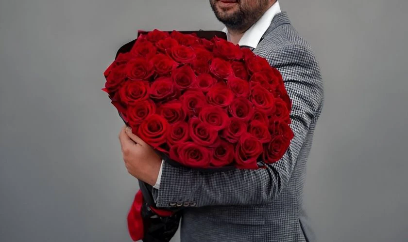 Trang trí bàn tiệc Valentine với bó hoa lớn