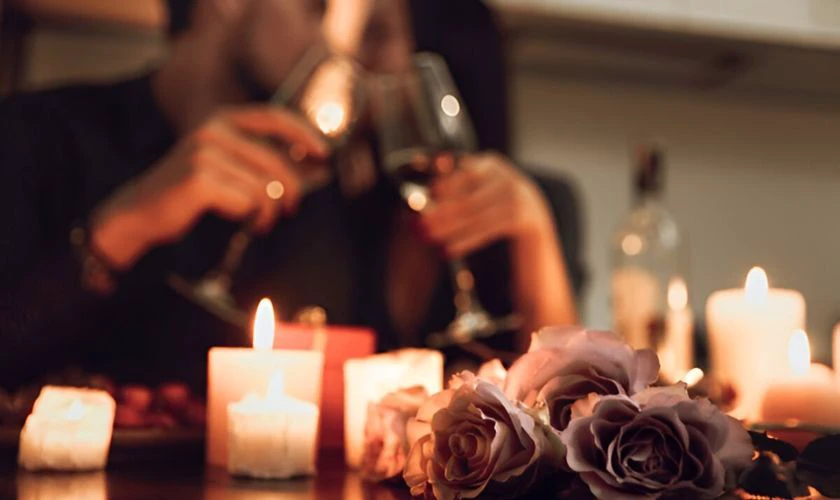 Trang trí bàn tiệc Valentine với nến