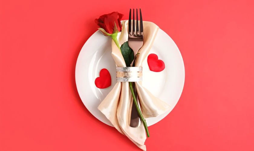 Trang trí bàn tiệc Valentine với khăn ăn sang trọng