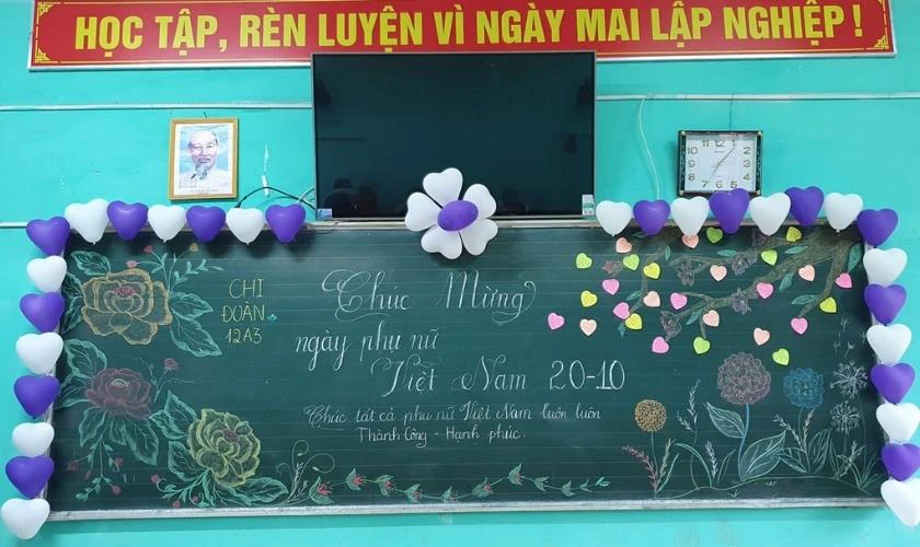 Trang trí bảng 20/10 đơn giản chủ đề hoa lá