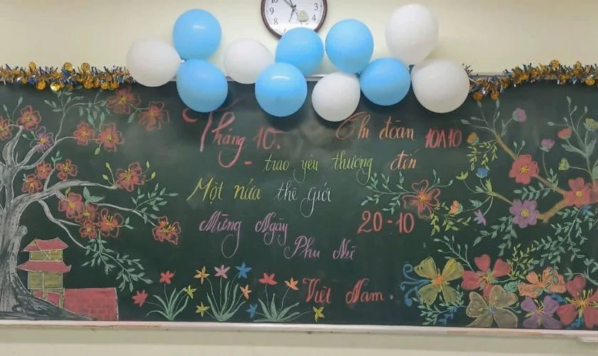 Trang trí bảng 20/10 đơn giản chủ đề hoa lá phức tạp