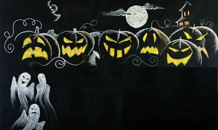 Trang trí bảng Halloween với các biểu tượng đặc trưng