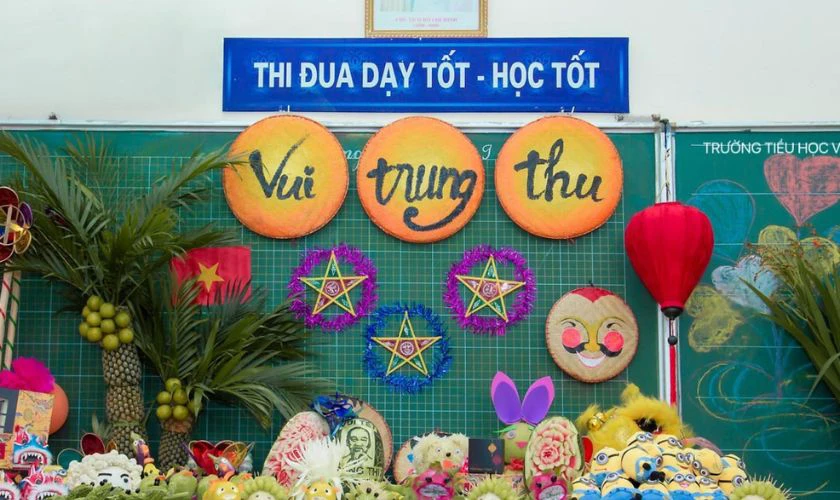 Mẫu trang trí bảng Trung thu chủ đề đèn lồng tươi vui