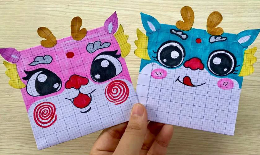 Trang trí bao lì xì Tết 2026 hoạ tiết con lân hồng và xanh dương