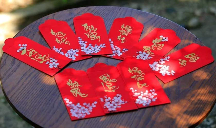 Trang trí bao lì xì Tết 2026 hoạ tiết chữ thư pháp ấn tượng