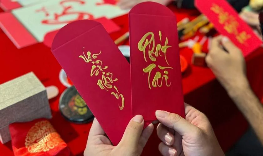 Trang trí bao lì xì Tết 2026 hoạ tiết chữ thư pháp cầu may