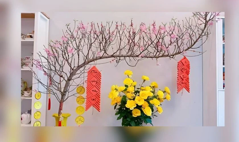 Trang trí cây đào Tết với treo dây pháo