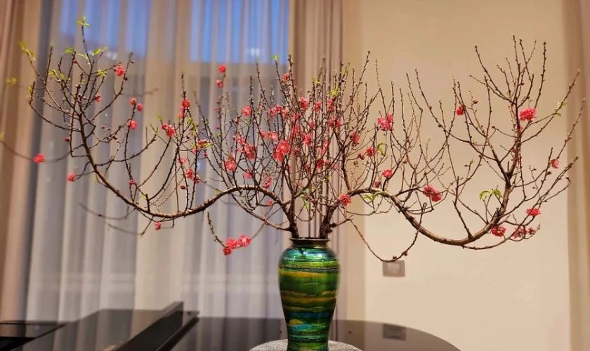 Mẫu cắm hoa đào trong lọ đối xứng 2 bên