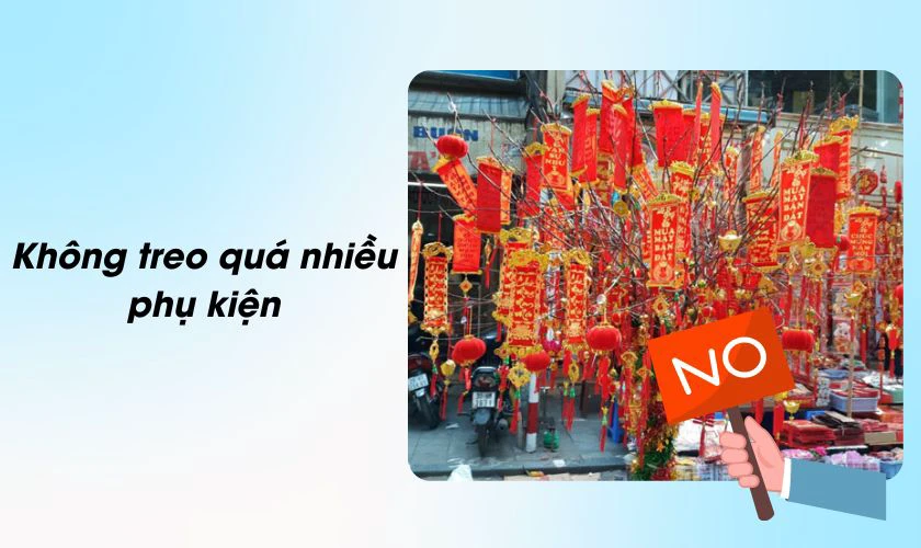 Không treo quá nhiều phụ kiện lên cây đào