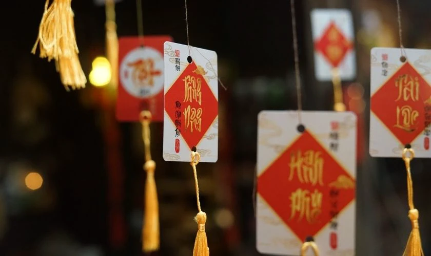 Gắn phần tua rua đỏ vào đuôi dây