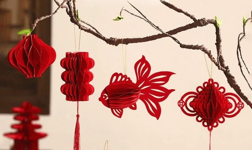 Cách trang trí cây mai ngày Tết với lồng đèn ấn tượng