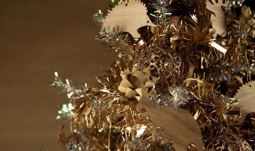 Cách trang trí cây mai ngày Tết với dây kim tuyến