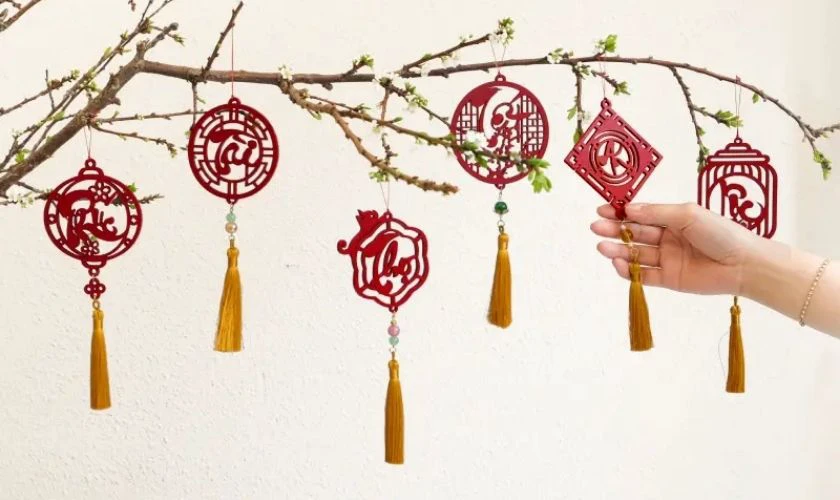 Cách trang trí cây mai với thiệp chúc Tết